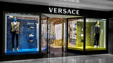 negozio versace campania|Negozi di abbigliamento Versace nella provincia di Napoli.